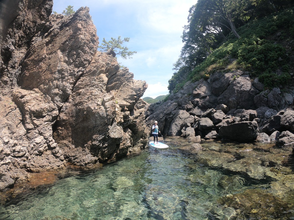 岩場のあいだをSUPで進む様子