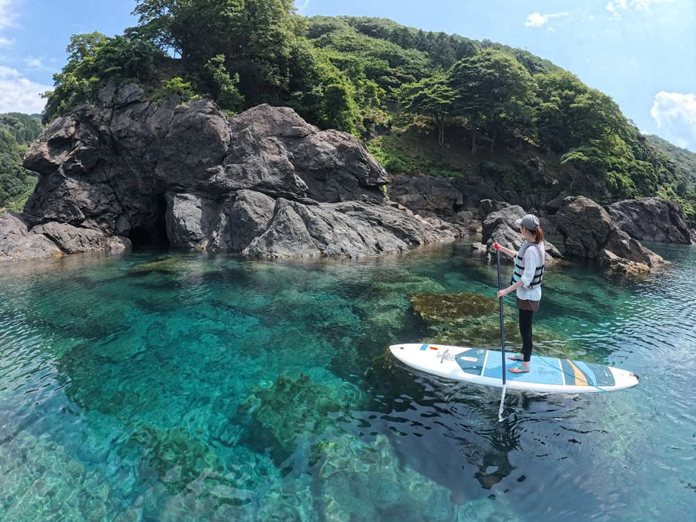 若狭湾の岩場と透明度の高い海面