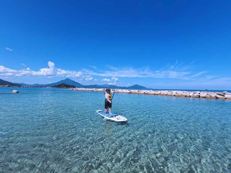 遠浅の砂浜と穏やかな海