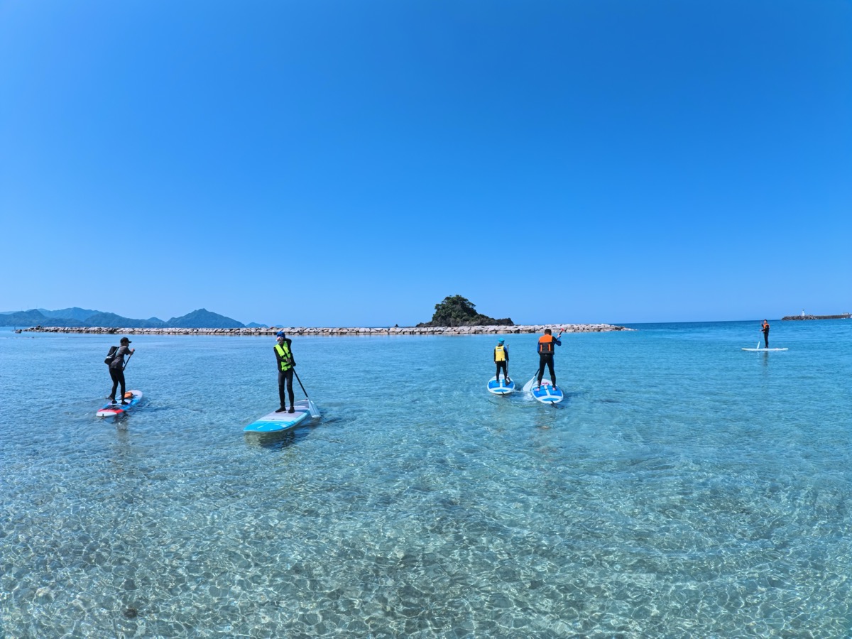 浅瀬でSUPに慣れる様子