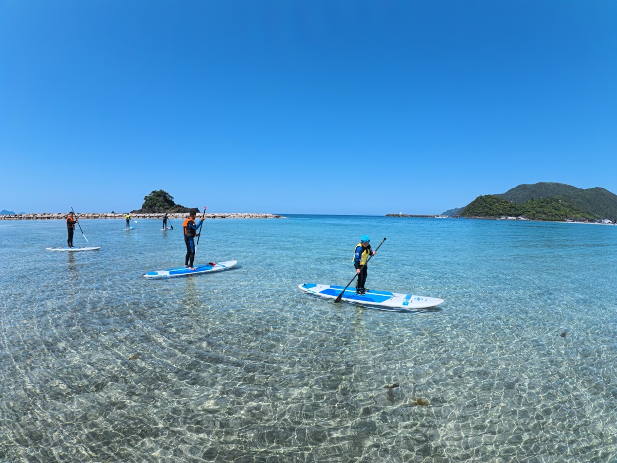 浅瀬でSUPに慣れる様子