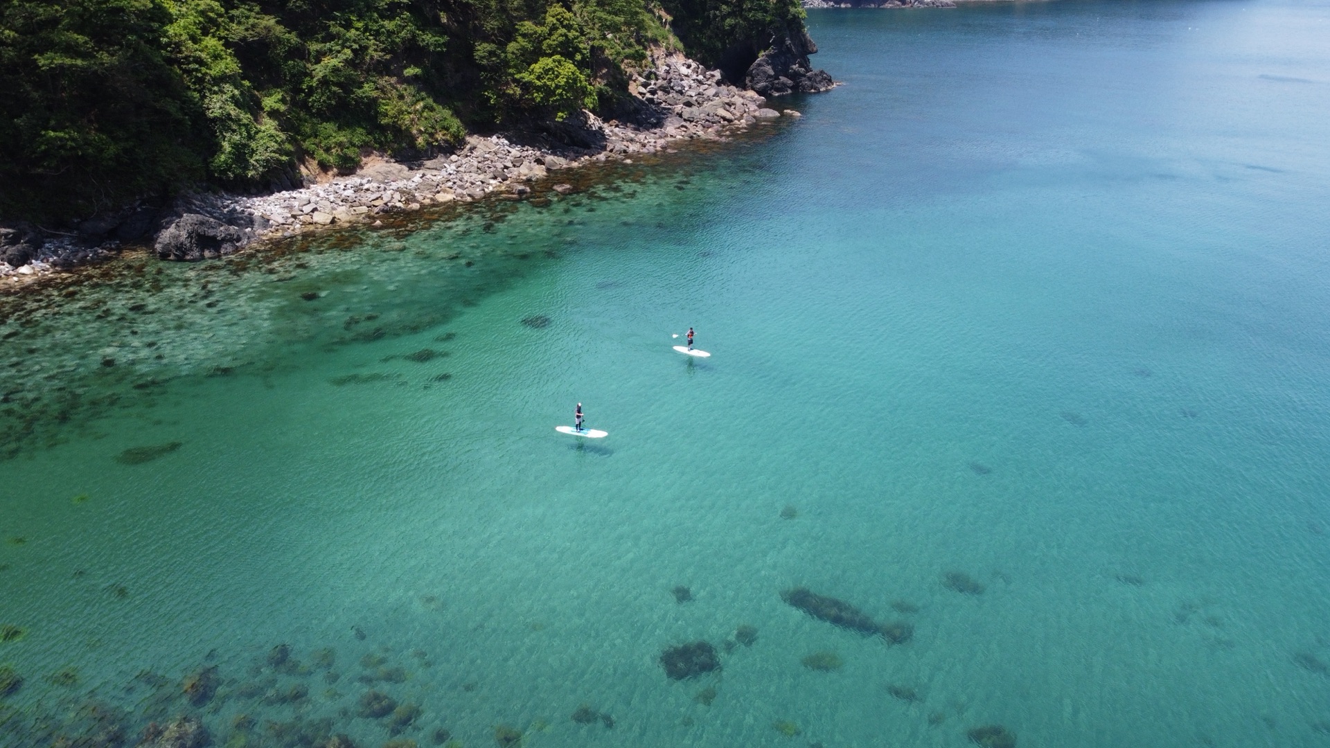 若狭湾の入り江に広がる透き通った浅瀬と、両岸の岬